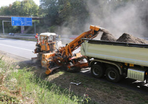 Bankettfräsen an der Autobahn