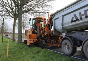 Bankettfräsen an einer Landstraße